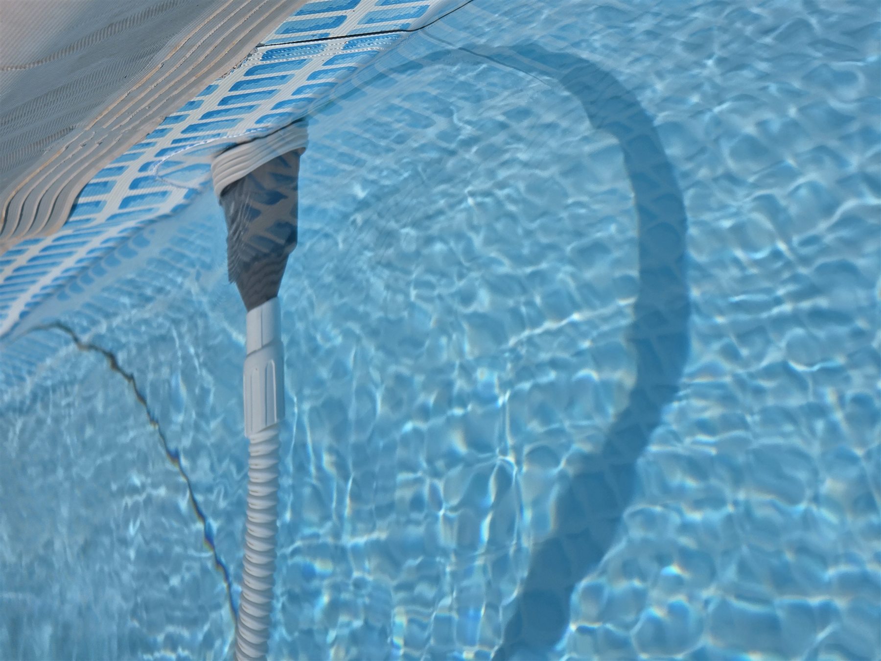 Raccord du tuyau du robot Intex ZX50 à la piscine